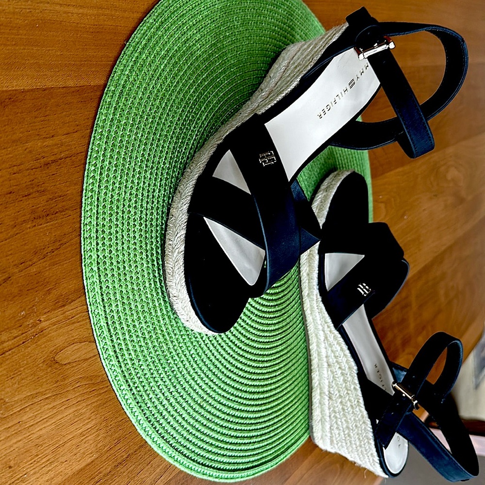 Tommy Hilfilger sandals black sandals. Worn once around house. Chic